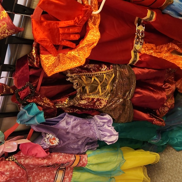 Lot of girls dress up Disney princesses costume party - Picture 5 of 8